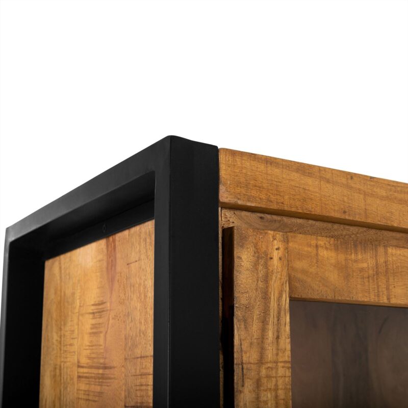 Detail van het poedercoat stalen frame van de Vitrinekast Britt