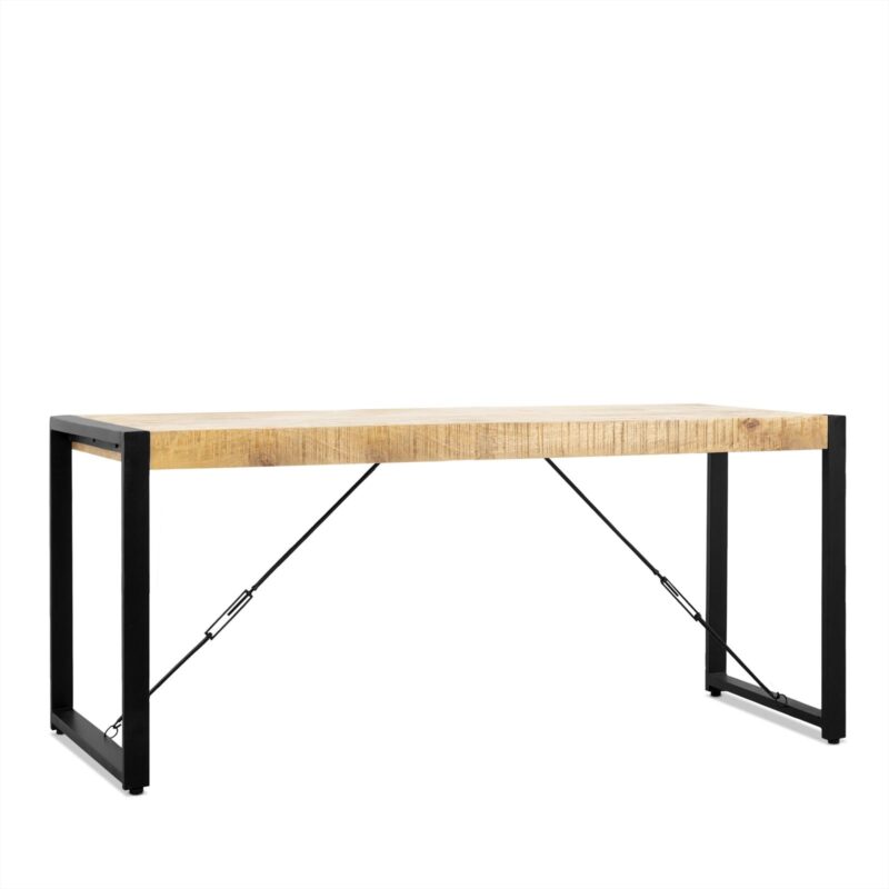 Britt eettafel in moderne Japandi inrichting met metalen details