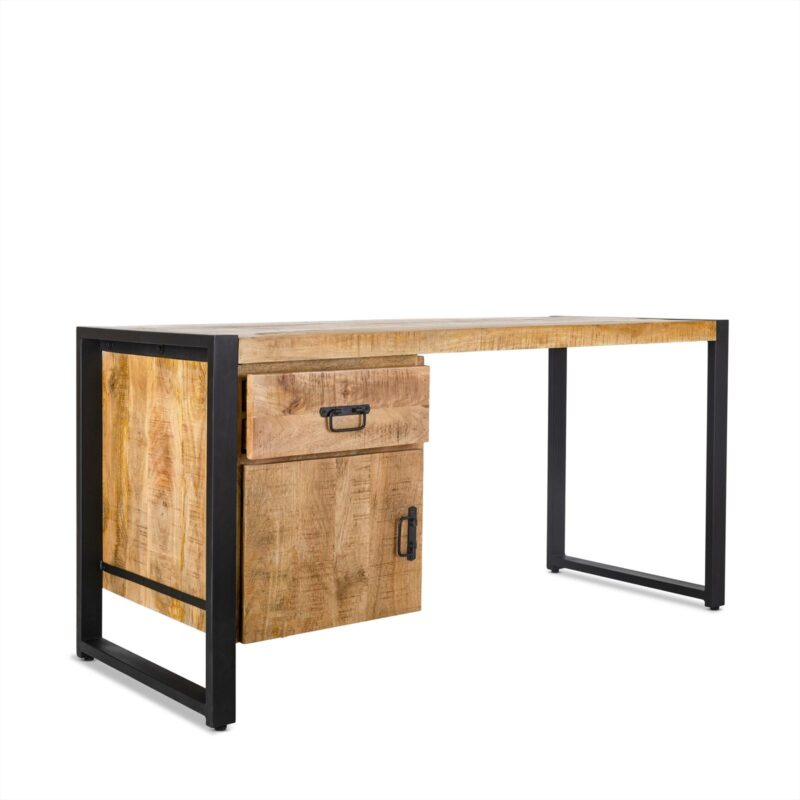 Bureau Britt in een interieur, zwart hout en staal met poedercoat, modern en robuust