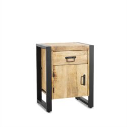 Nachtkast Britt in een slaapkamer met een bed en stoelen