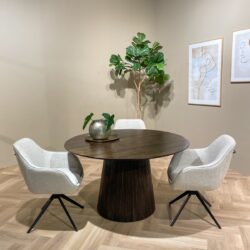 Livingfurn logo op de Salvator eettafel, bruin mangohout