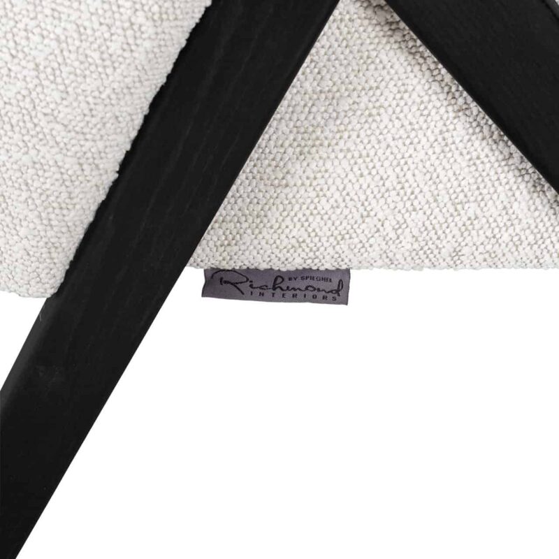 Detail van de handgemaakte bouclé stof van de lounge stoel Mia