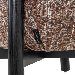 Detail van de kussens van de lounge stoel Ornella in bruin hazel