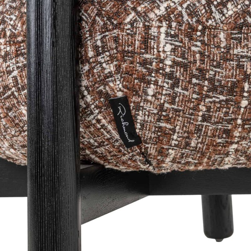 Detail van de kussens van de lounge stoel Ornella in bruin hazel