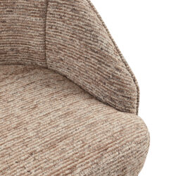 Eetkamerstoel Beverly mocca linear swivel in gebruik, comfortabel en praktisch