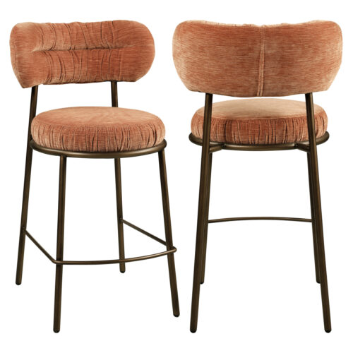 215456 00 | Heb je wel eens door de ramen naar prachtig ingerichte woonkamers in Nederland gekeken? Een salontafel versierd met bloemen staat voor een gezellige en aantrekkelijke bank, daarachter zie je een eettafel voor gezellige bijeenkomsten en in de vensterbank staan smaakvolle vazen. Detail van de armleuning van de counterstoel Encanto