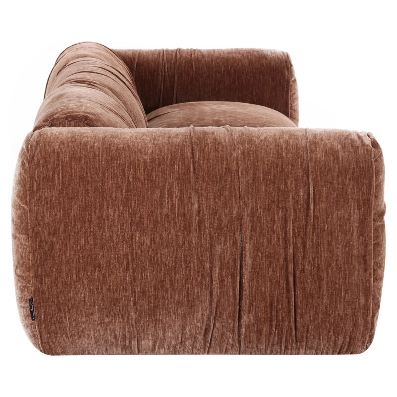 Bank Monty be straight coffee in woonkamer, rustig interieur