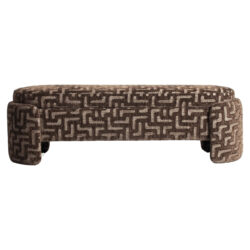 Bank Cupid in een interieur setting met bruine labyrinth bekleding