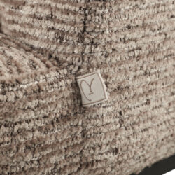 Detail van handgemaakte eetkamerstoel Rochenne