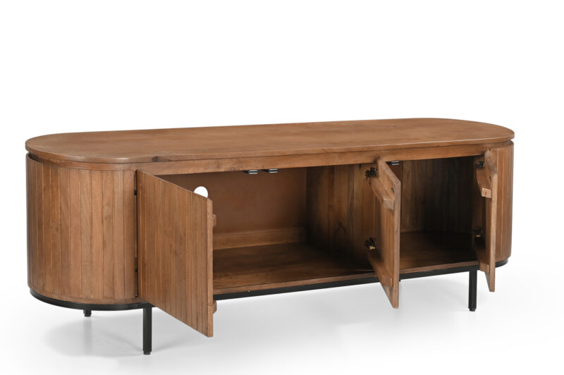 Noor 170cm kast in interieur, met TV en stoelen