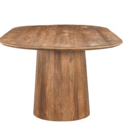 Salvator eettafel in een interieurruimte met lichtbruine kleur