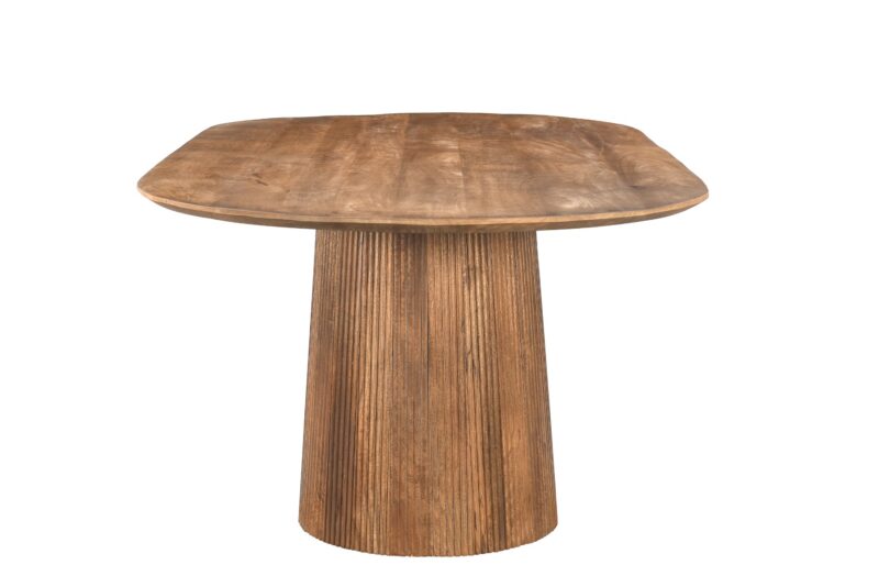 Salvator eettafel in interieur met stoelen en lamp