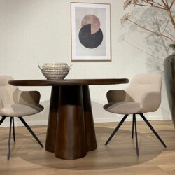 Brix Clubs 130cm eettafel vanaf een andere kant, unieke tafelpoot