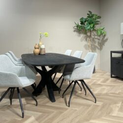 Brix Montreaux Black eetkamertafel vanaf een andere hoek, met een diepe zitting