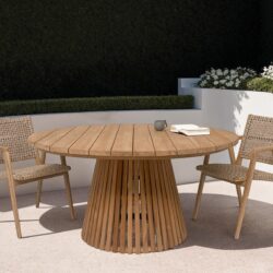 Perspectief van de tuintafel van Livingfurn, rond en in natuurlijk teakhout