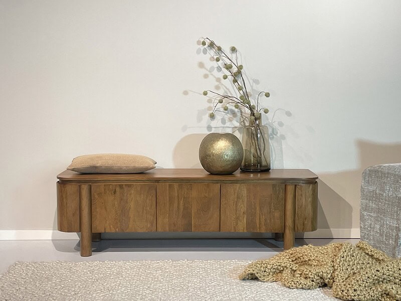 Afgelakte afwerking van de Salano 170 cm kast in natuurlijk hout