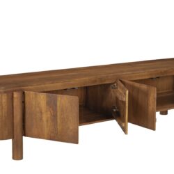 Salano 210 cm kast in natuurlijk hout in een woonkamer