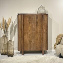 Salano 150 cm kast met poten en afgeronde details