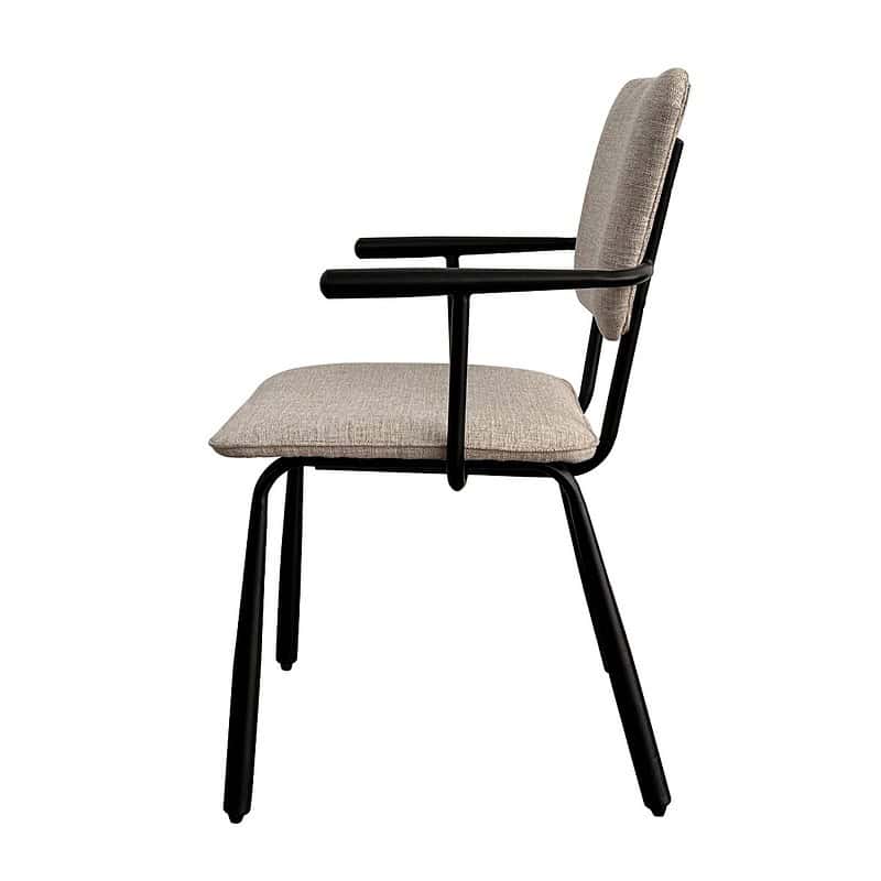 Brix Finn Black eetkamerstoel in een eetkamerinterieur