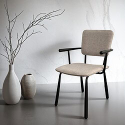 Detail van de armleuningen van de Brix Finn Black eetkamerstoel