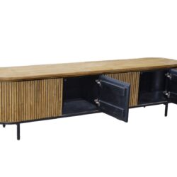 Lausanne 210cm kast in interieur met TV en meubelen