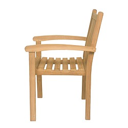 Perspectief van de tuinstoel Marco, stapelbaar en ruimtebesparend