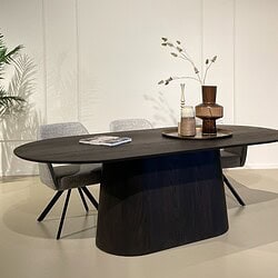 Afgeronde vormen van de Novero Espresso eetkamertafel in bruin eikenhout fineer