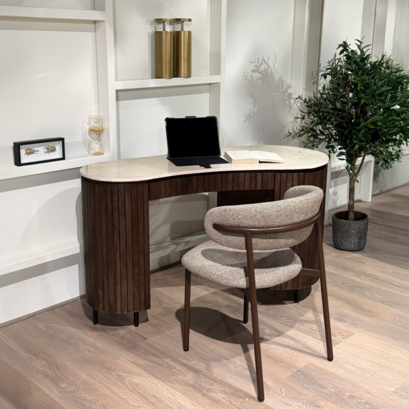 Eetkamerstoel in klassiek interieur, beige, stof