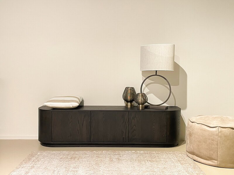 Novero Espresso 180cm kast in combinatie met andere meubelen, moderne vormgeving