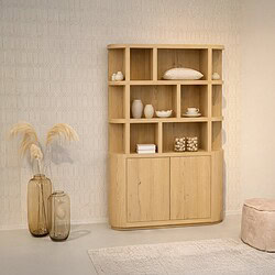 Novero 145cm boekenkast in natuurlijk eikenhout met een boek erop
