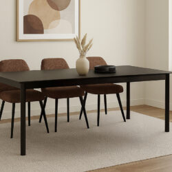 Tobago Espresso eikenhouten eetkamertafel bruin afgelakt met accessoires