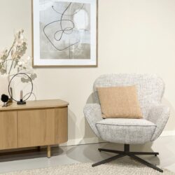 Sven Bisque Oasis draaifauteuil beige stof gecoat staal van rechts