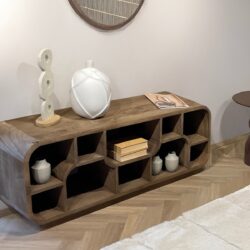 Brix Morgan Almond tv-meubel vanaf een andere hoek, organisch vorm, bruin, mangohout