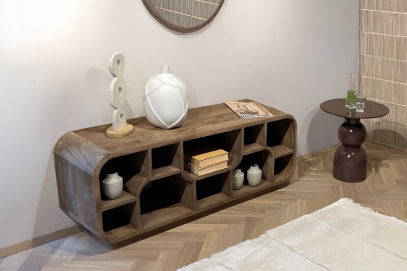 Brix Morgan Almond tv-meubel vanaf een andere hoek, organisch vorm, bruin, mangohout