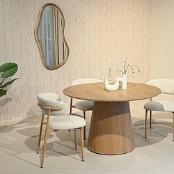 Natuurlijke kleur van het eikenhout fineer op de Novero 130cm tafel