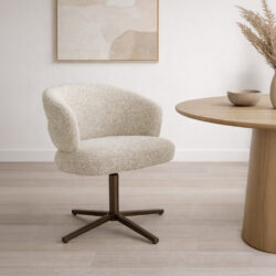 Blake eetkamerstoel beige vanuit een ander perspectief, comfortabel en stijlvol