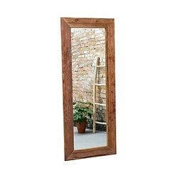 Langwerpige houten wandspiegel met rustieke afwerking, ideaal voor een landelijke of moderne interieurstijl, bevestigd aan een bakstenen muur met decoratieve planten en ladder.