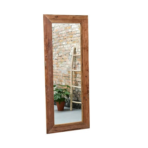 5c067f1ec64aa6fad921099b84ac5987 original | Heb je wel eens door de ramen naar prachtig ingerichte woonkamers in Nederland gekeken? Een salontafel versierd met bloemen staat voor een gezellige en aantrekkelijke bank, daarachter zie je een eettafel voor gezellige bijeenkomsten en in de vensterbank staan smaakvolle vazen. Langwerpige houten wandspiegel met rustieke afwerking, ideaal voor een landelijke of moderne interieurstijl, bevestigd aan een bakstenen muur met decoratieve planten en ladder.