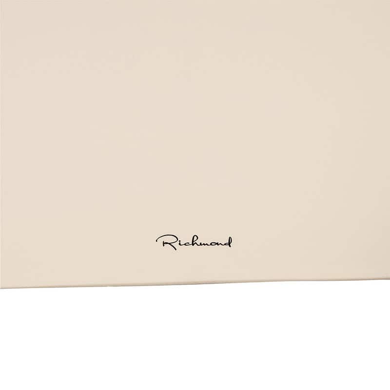 Zachte beige achtergrond met het handgeschreven woord "Richmond" onderaan, perfect voor meubel- en interieurdesign. Elegant en minimalistisch, geschikt voor moderne woonstijl en maatwerk meubelen.