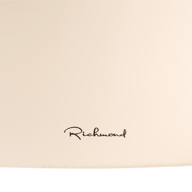 Zachte beige muur met handgeschreven tekst "Richmond" in zwart, ideaal voor interieurdecoratie en meubelontwerp.