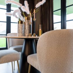 Eettafel Degas wit in een minimalistische woonkamer