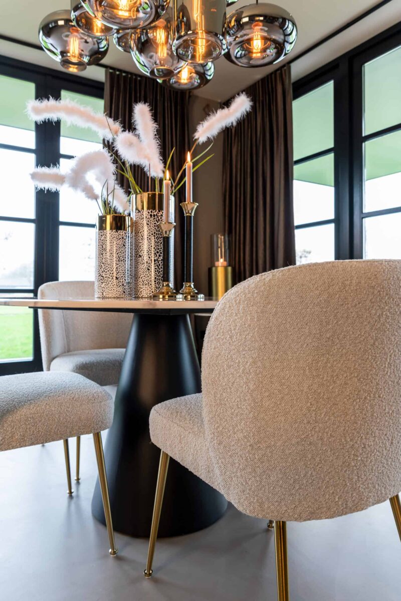 Eettafel Degas wit in een minimalistische woonkamer