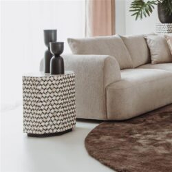 Zachte beige bank met comfortabele kussens in een modern woonkamer, gecombineerd met een decoratieve bijzettafel en planten voor een gezellige sfeer.