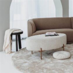 Ossana kruk in een interieur, zwarte Memphis 10 stof en houten poten