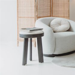 Ossana kruk vanaf onder, zwarte Memphis 10 stof en houten poten