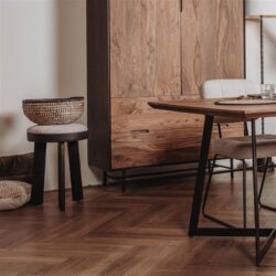 Detail van de houten poten op de Ossana kruk