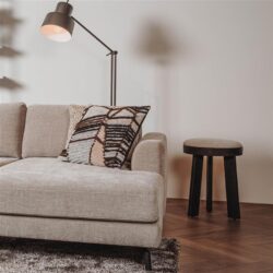 Ossana kruk met zwarte Memphis 10 stof en houten poten, Japandi stijl, vanaf links