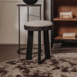 Ossana kruk met zwarte Memphis 10 stof en houten poten, Japandi stijl, vanaf rechts
