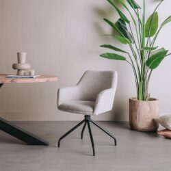 Zachte grijze bureaustoel met draaibaar onderstel, geplaatst in een modern interieur met een grote groene plant en minimalistische decoratie.