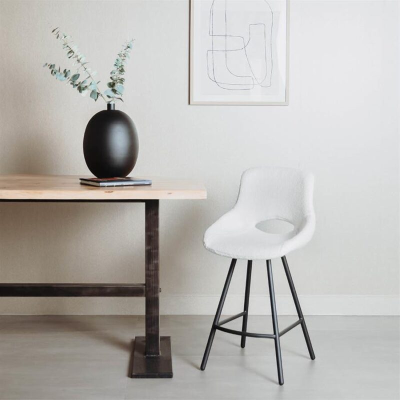 Campo barstoel uitgevoerd in witte stof met een zwarte frame